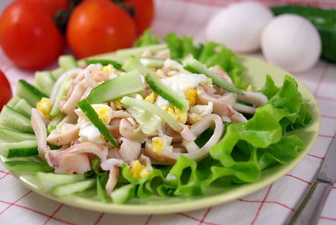 Кальмар қосылған салат